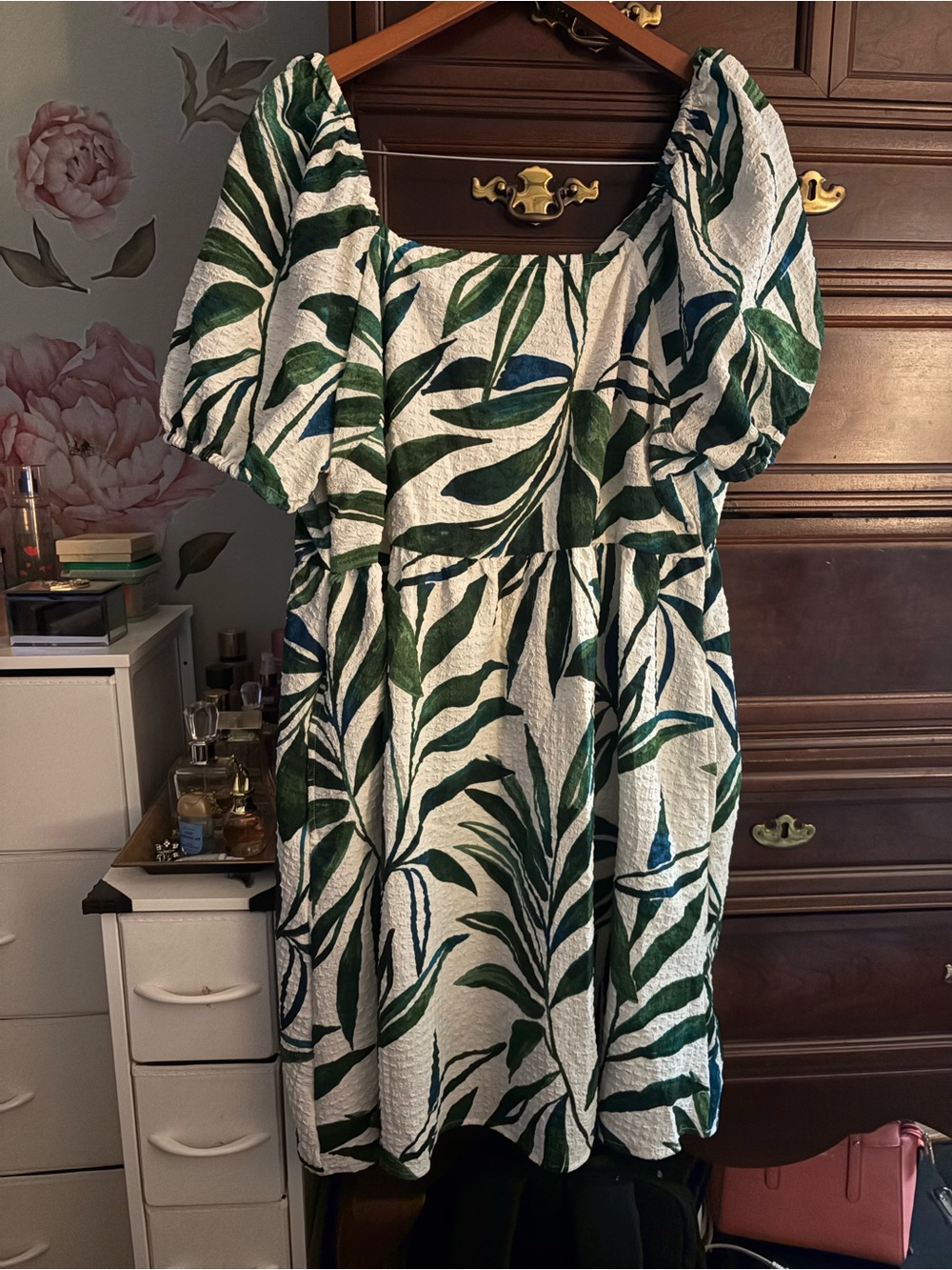 Women’s Green Leaf-Print Puff-Sleeve Dress. Size 16/18 SUPER COMFY
